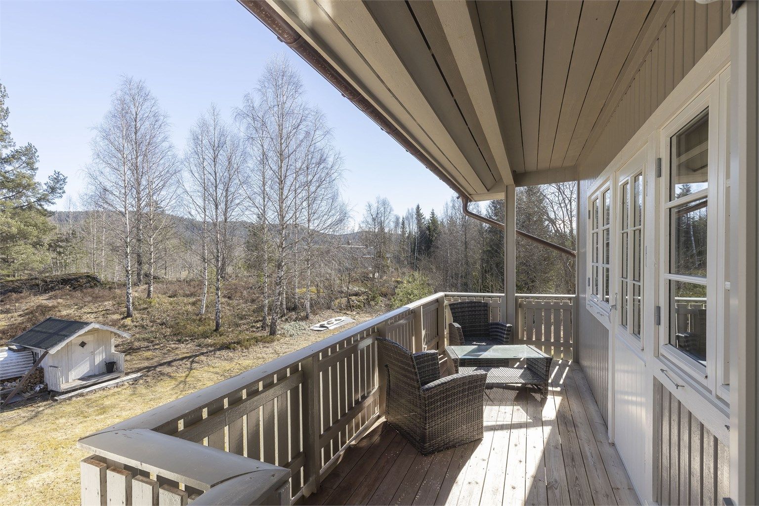 Balkongen i 2. etasje får du tilgang til fra to av de tre soverommene i etasjen.