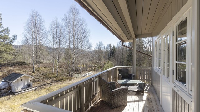 Balkongen i 2. etasje får du tilgang til fra to av de tre soverommene i etasjen.