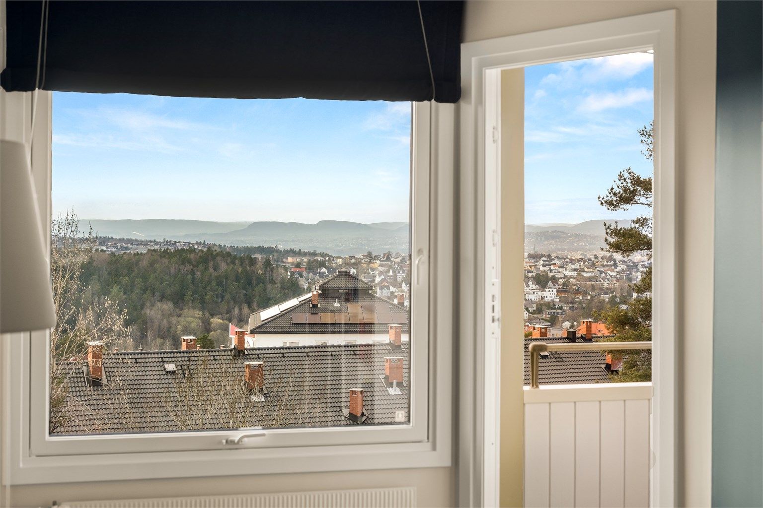 Leiligheten ligger usjenert til i borettslagets 'gullrekke', med fri utsikt over nærområdet og helt uten innsyn. Foto: Martine Eren Jacobsen