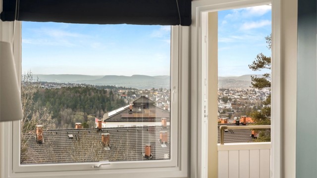 Leiligheten ligger usjenert til i borettslagets 'gullrekke', med fri utsikt over nærområdet og helt uten innsyn. Foto: Martine Eren Jacobsen