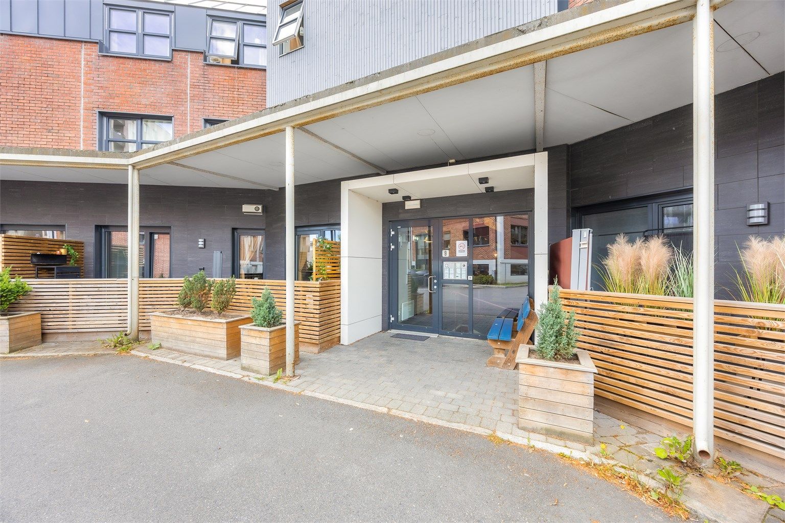 Inngangspartiet fremstår som ryddig og innbydende - Velkommen inn!