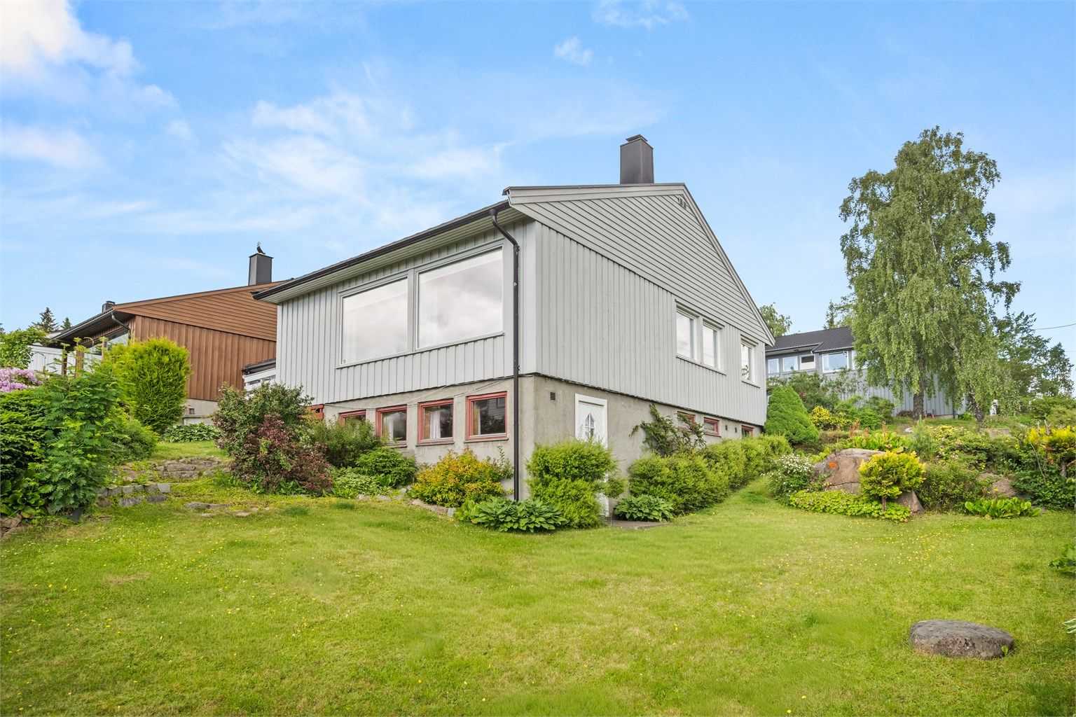 Sjelden mulighet i et attraktivt boligområde. Denne boligen har vært et trygt og godt hjem for samme eier i over 45 år, og er nå klar for et nytt kapittel