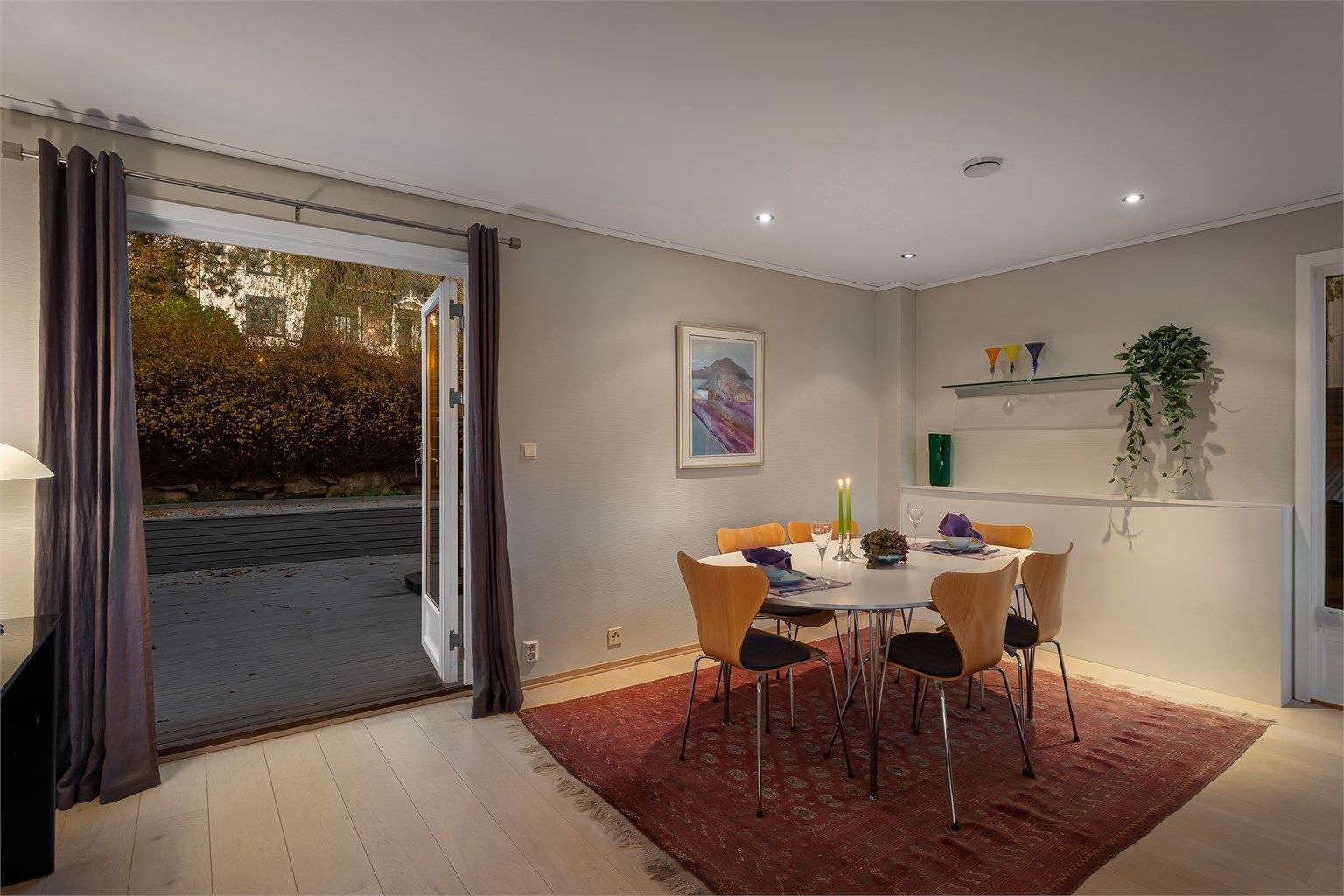 Direkte utgang til stor terrasse med ettermiddags-/ kveldssol på sommeren