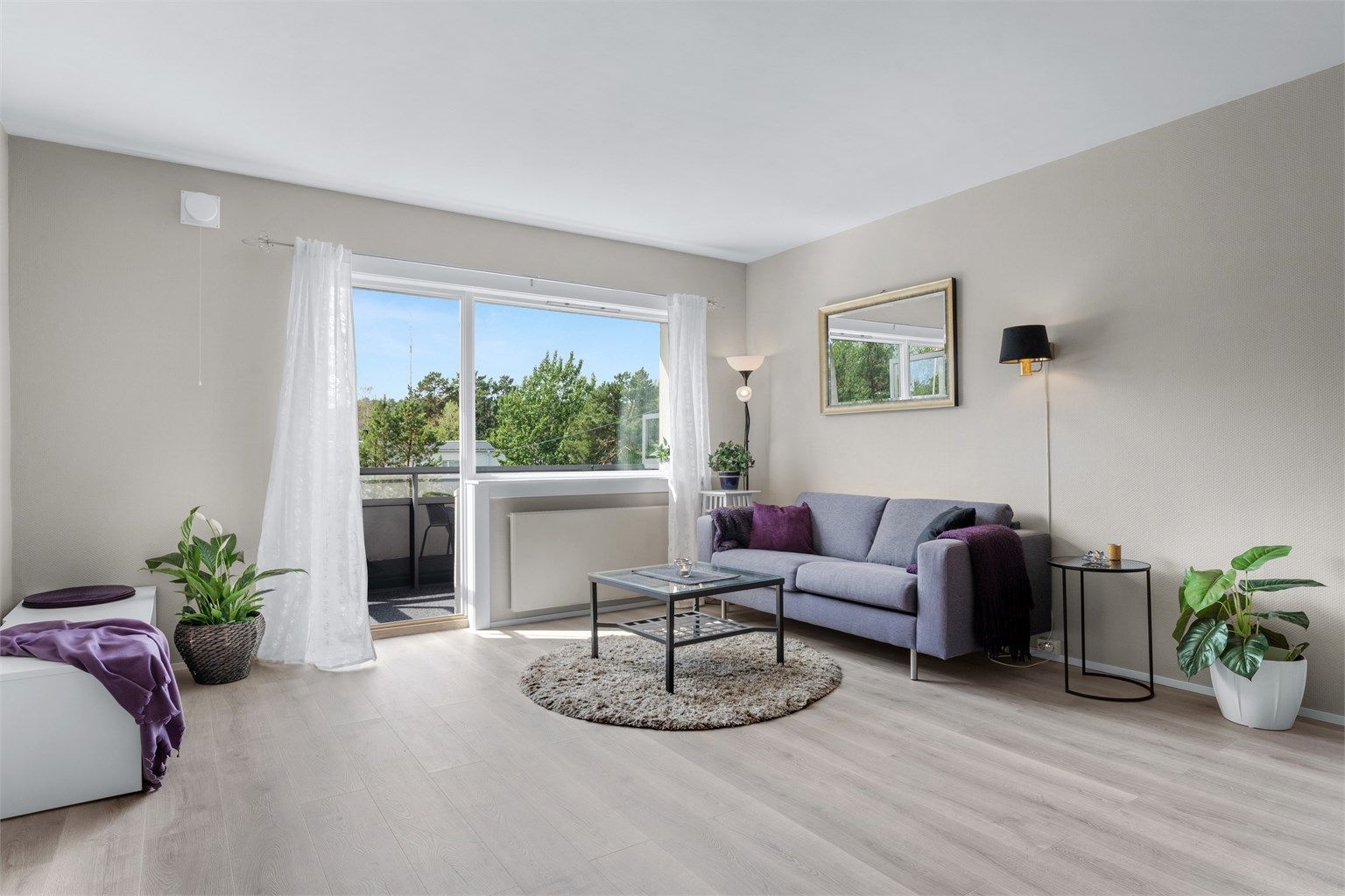 Lys og velholdt leilighet, beliggende i toppetasjen med fritt utsyn og uten gjenboere. 