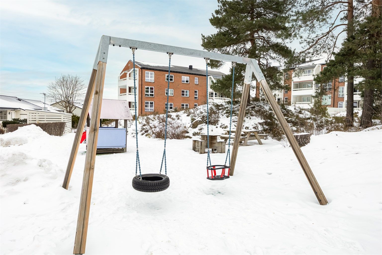 Området passer utmerket for både barnefamilier og pendlere, med barnehager og skoler i nærheten, samt flotte tur- og rekreasjonsområder rett utenfor døren.