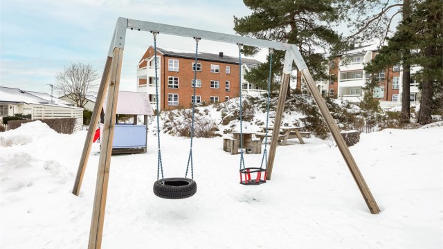 Området passer utmerket for både barnefamilier og pendlere, med barnehager og skoler i nærheten, samt flotte tur- og rekreasjonsområder rett utenfor døren.