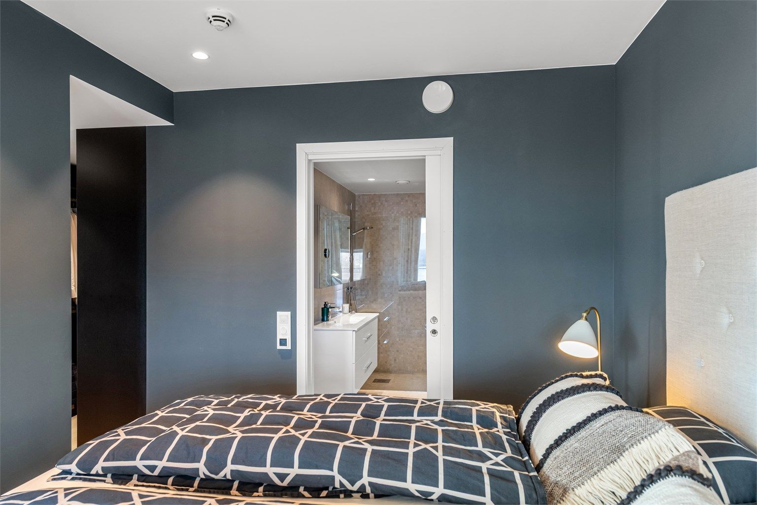 Hovedsoverom med skyvedør til bad og åpent til garderoberom