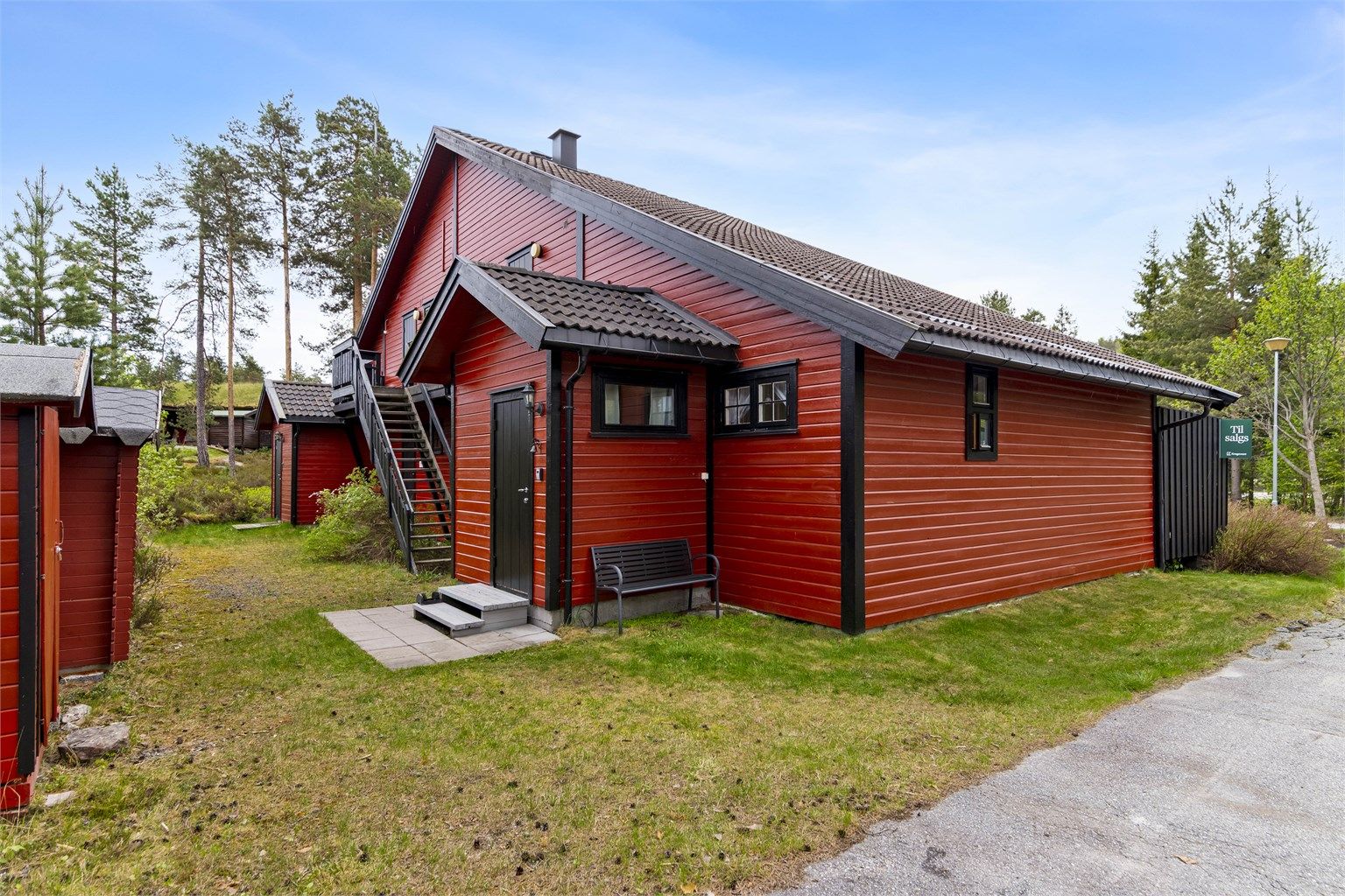 Leiligheten ligger i første etasje med enkel, trappefri adkomst.