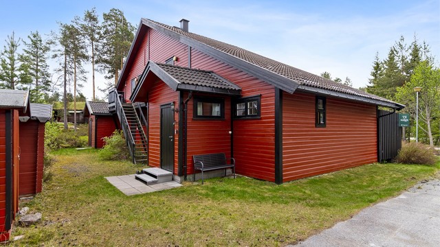 Leiligheten ligger i første etasje med enkel, trappefri adkomst.