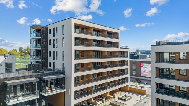 Fra eiendommen er det gangavstand til dagligvarebutikker, kjøpesentre, kollektivtransport og flere treningssentre. Rema 1000 Ladetorget, Coop Obs City Lade, City Lade, LadeTorget og Sirkus Shopping ligger alle innen få minutters gange.