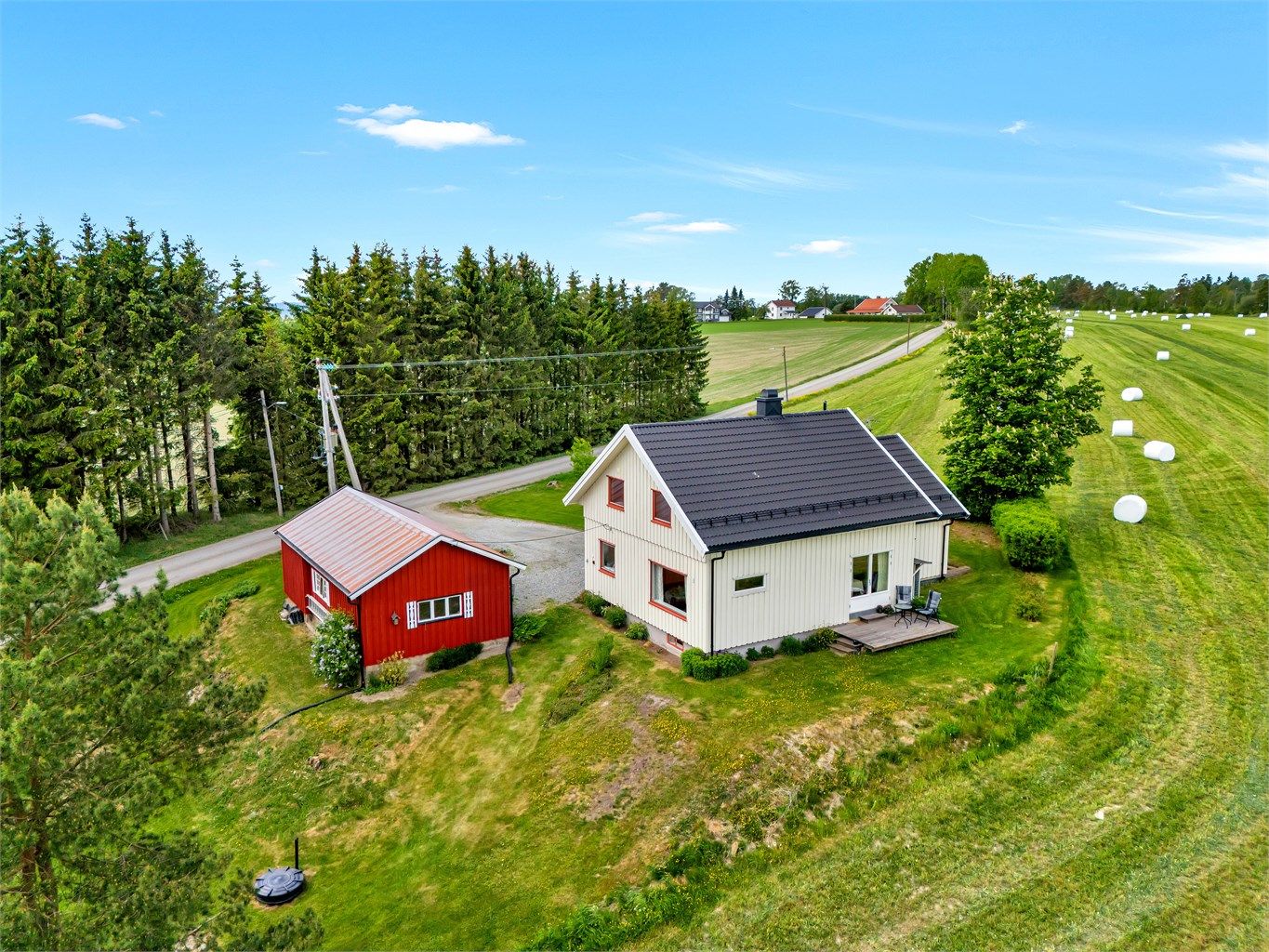 Eiendommen har garasje med hobbyrom, kjeller og gode oppbevaringsmuligheter i boder/loft. 