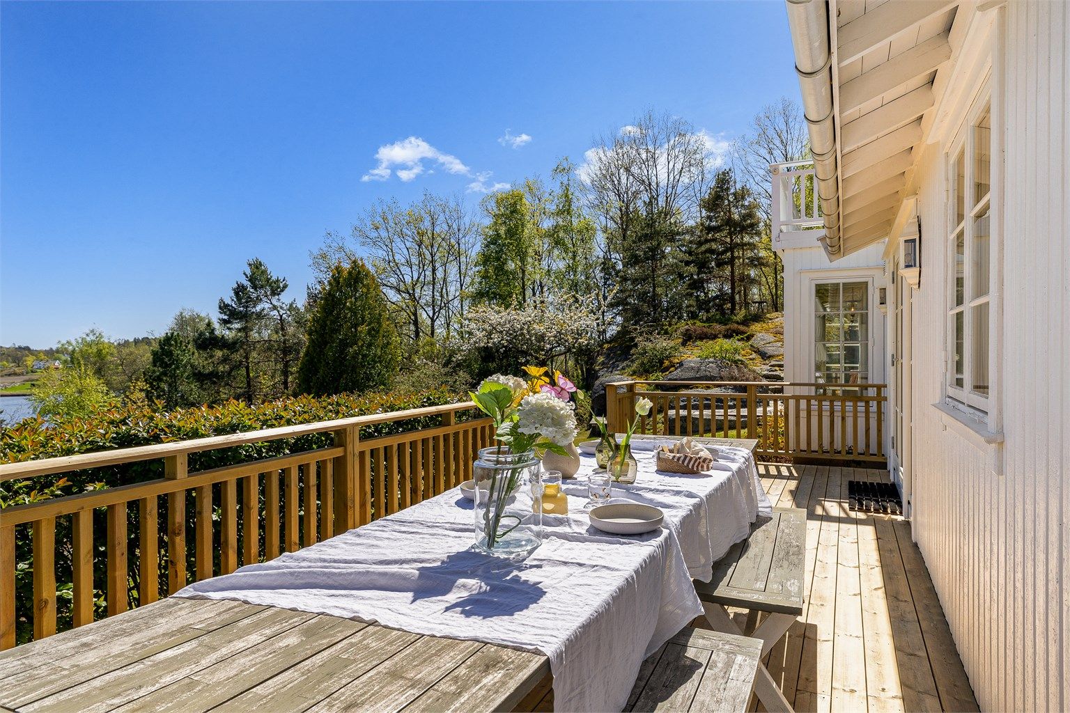 Fra kjøkken er det utgang til stor terrasse vendt mot sjøen.