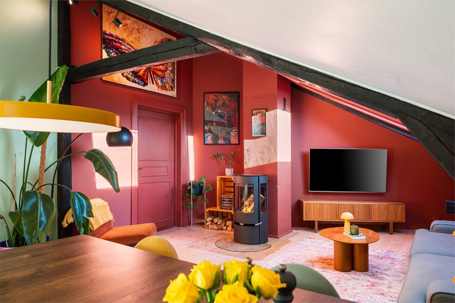 Dette er en stilig og unik loftsleilighet med privat takterrasse, peis, hems, 3 boder og god standard!