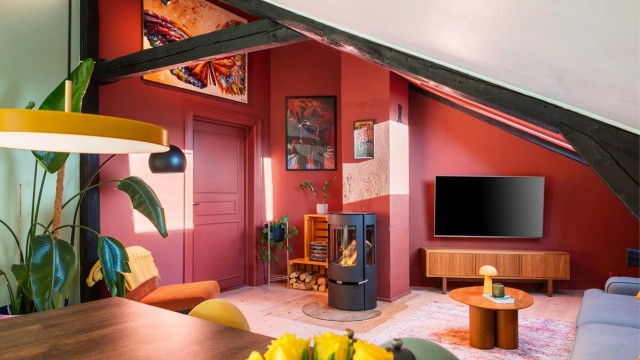 Dette er en stilig og unik loftsleilighet med privat takterrasse, peis, hems, 3 boder og god standard!