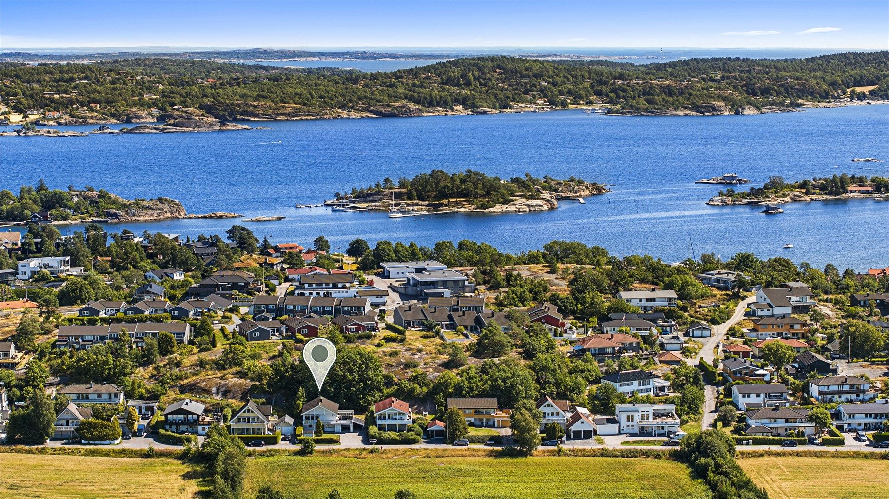 Eiendommen ligger sjønært og barnevennlig til i blindvei