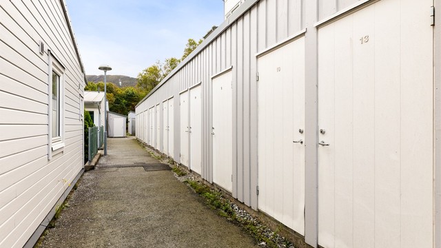 Leiligheten disponerer privat utebod. Denne ligger like ved inngangspartiet til leiligheten.