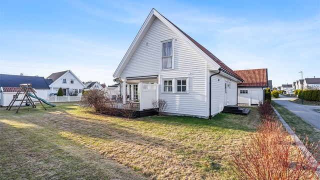 Eiendommen ligger i et barnevennlig og etablert boligområde, med kort vei til barnehager og skoler, samt gode kollektive muligheter.