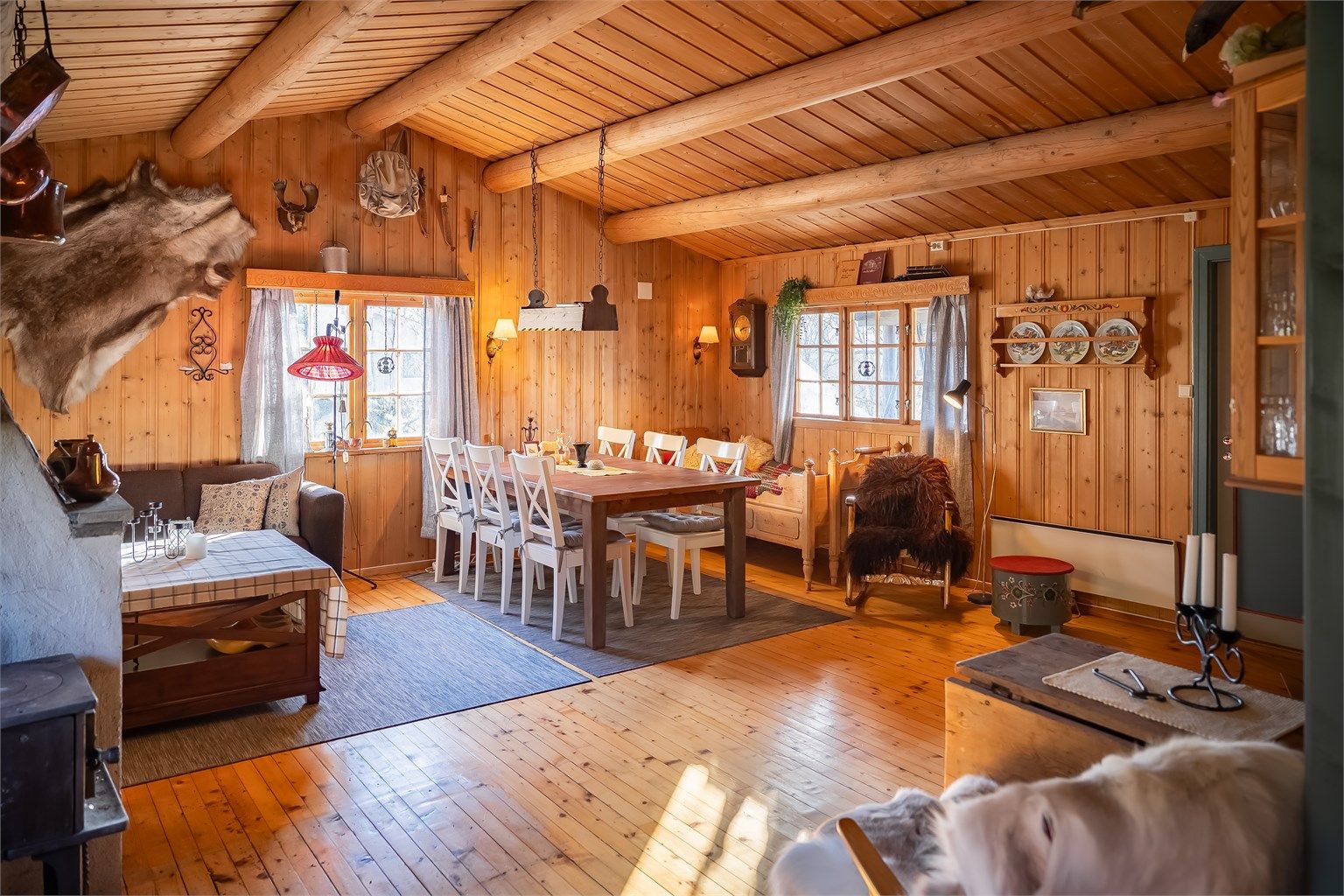 Velkommen til Ruglsjølia 16 og 18, og denne flotte hytta beliggende i rolige og idylliske omgivelser på Glåmos/Røros!
Foto: Oscar Stoltenberg