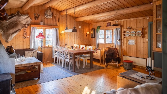 Velkommen til Ruglsjølia 16 og 18, og denne flotte hytta beliggende i rolige og idylliske omgivelser på Glåmos/Røros!
Foto: Oscar Stoltenberg