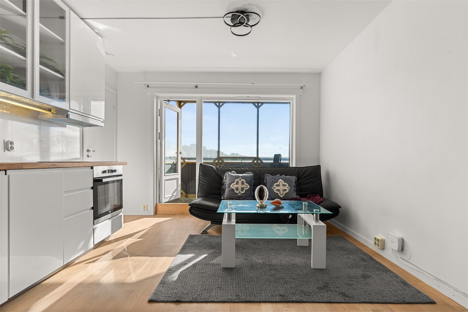 De store vinduene gir stuen romslig og luftig følelse! Her bor man høyt og fritt. 