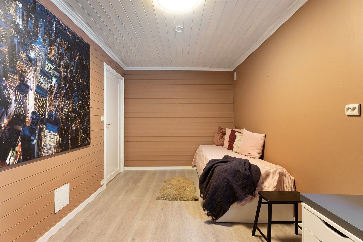 Rom brukt som kontor /gjesterom. Byggemeldt som bod og godkjent for varig opphold.