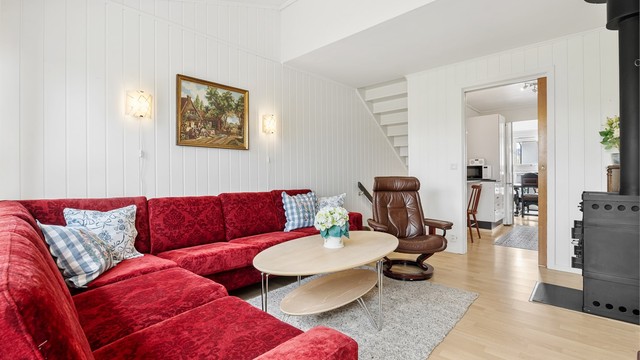 Stuen har en tilgang til kjøkkenet via skyvedør.