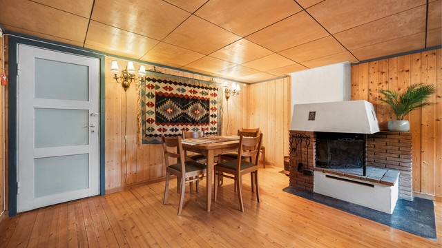Kjellerstuen er et innredet rom med murt peis, heltre gulvbord og panel på veggene - ikke bruksendret/omsøkt eller godkjent til varig opphold.