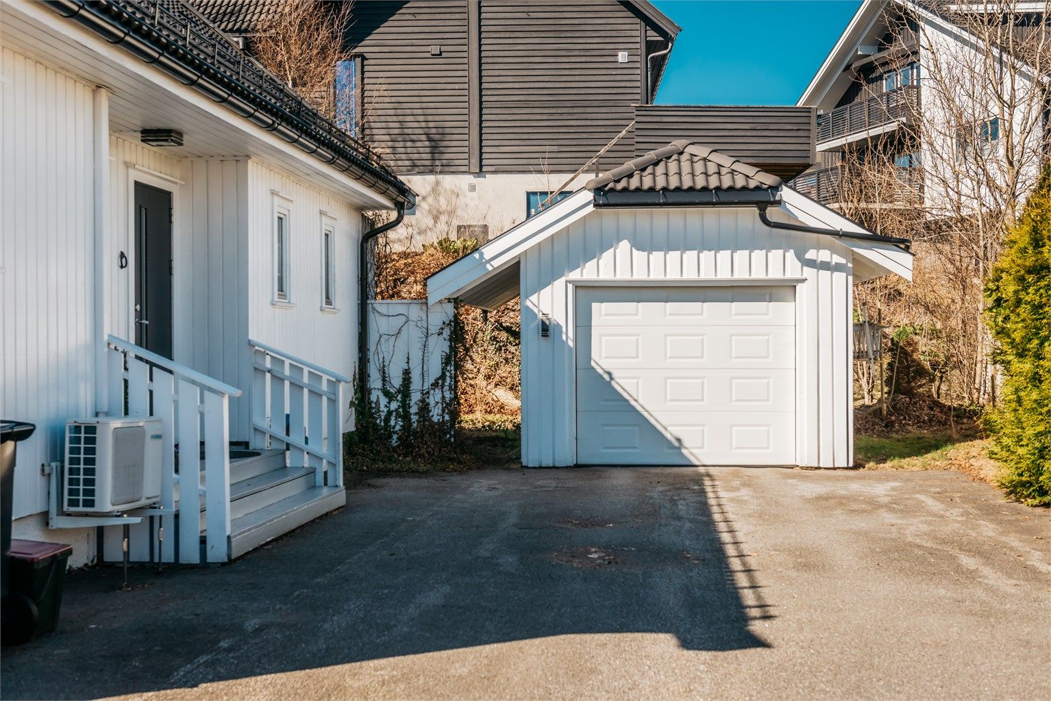 Asfaltert innkjøring med parkering på egen tomt, i tillegg til garasjen.