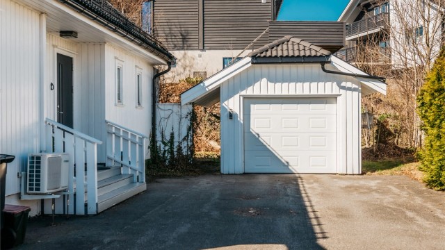 Asfaltert innkjøring med parkering på egen tomt, i tillegg til garasjen.