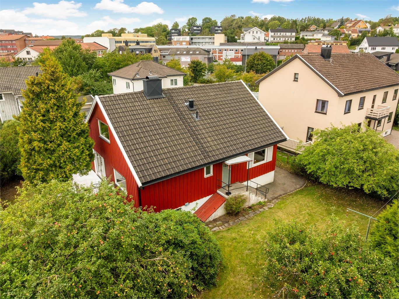 Tomten består av to bruksnumre på til sammen på 578 kvm. Grensene er imidlertid usikre, rekvirering av ny oppmåling anbefales.