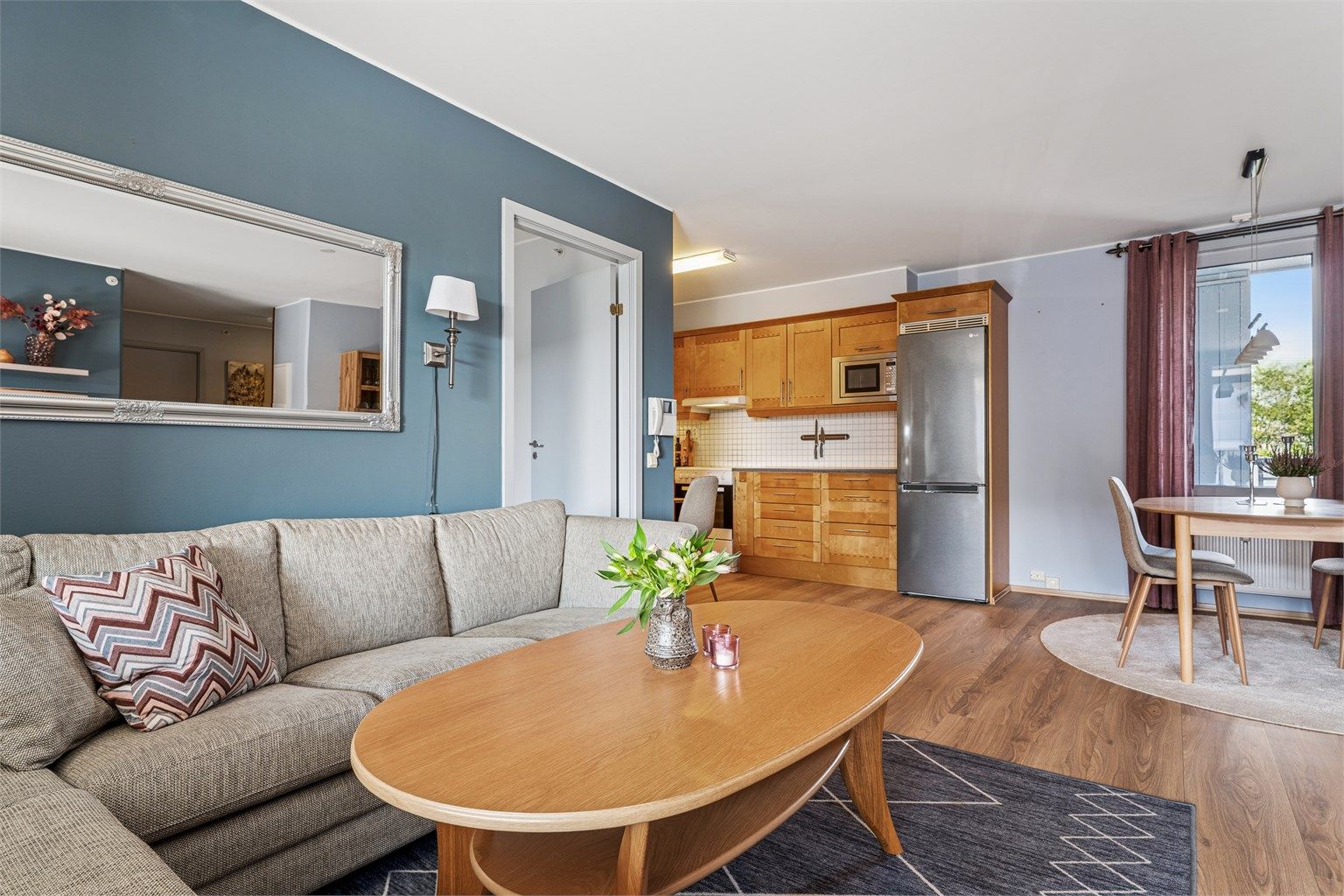 Åpen løsning fra stuen og inn mot kjøkkenet.