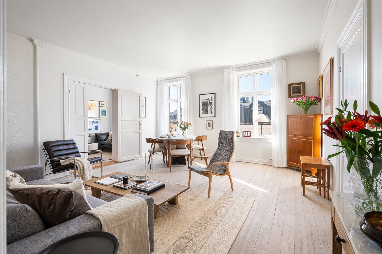 Stuen er lys og romslig, med en takhøyde på 2,76 meter og originale panelgulv. Vinduer med 2-lags isolerglass ble installert i 2020.