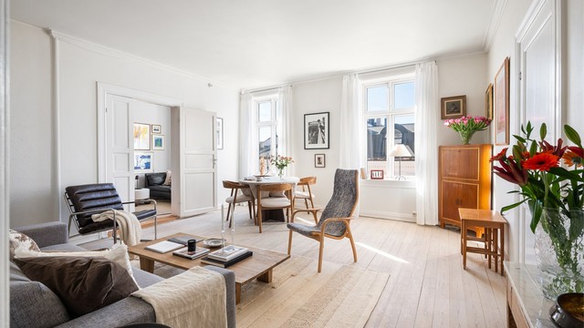 Stuen er lys og romslig, med en takhøyde på 2,76 meter og originale panelgulv. Vinduer med 2-lags isolerglass ble installert i 2020.