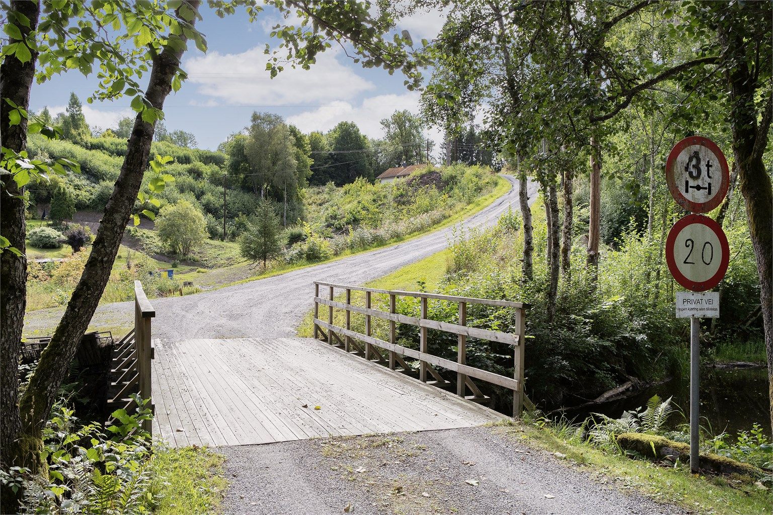 Adkomst til eiendommen skjer via en rolig vei, med lite gjennomgangstrafikk.