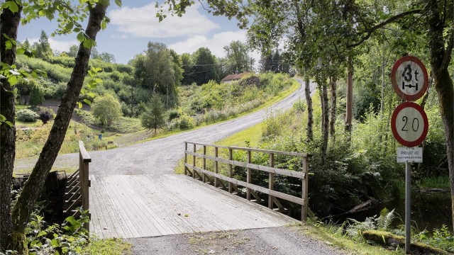 Adkomst til eiendommen skjer via en rolig vei, med lite gjennomgangstrafikk.