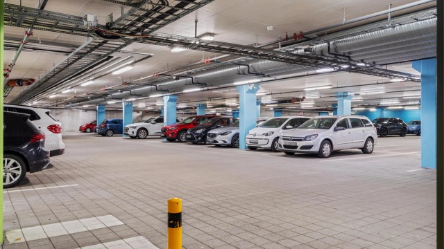 Det er mulighet for å leie parkeringsplass i felles garasjeanlegg.
