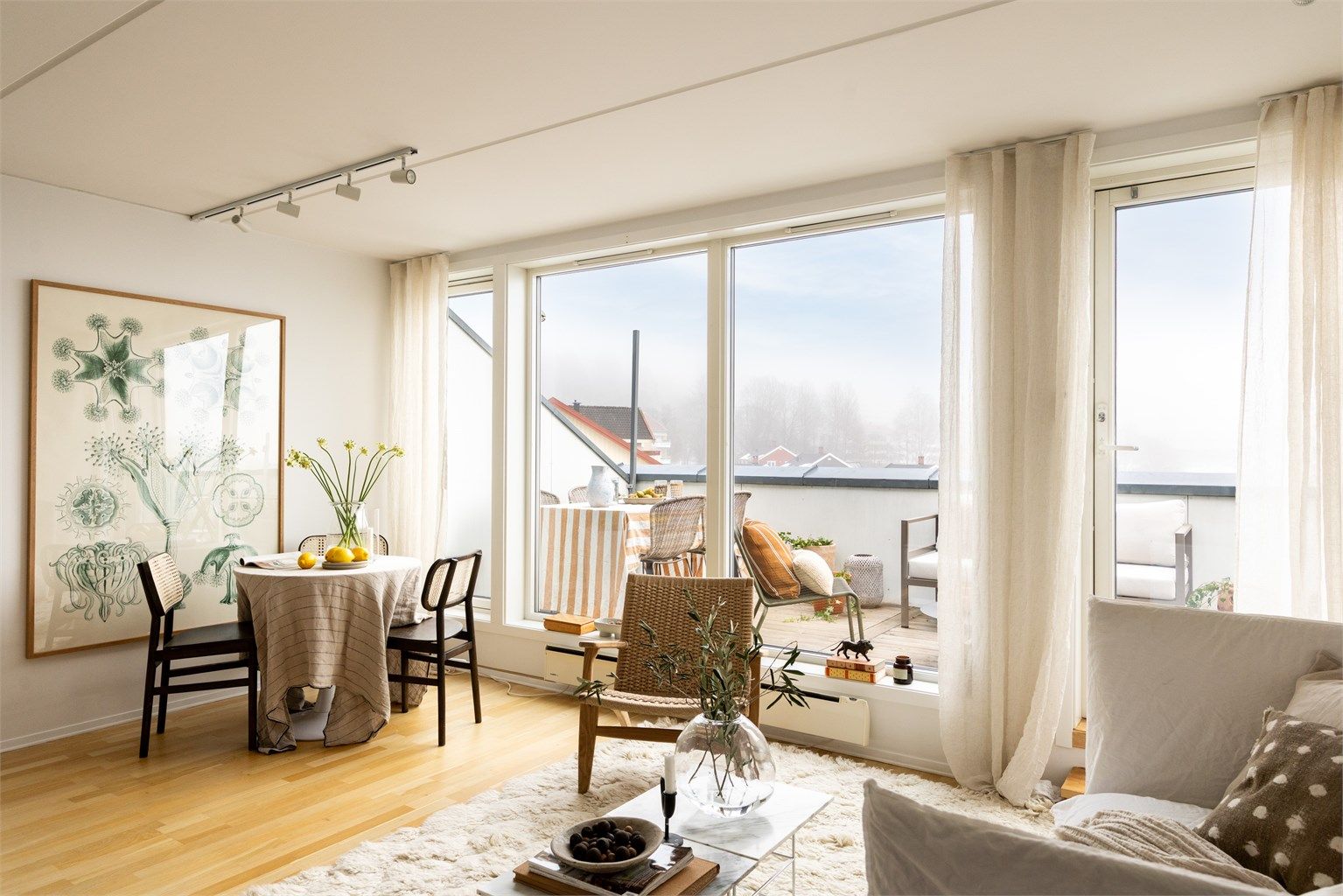 Lys og moderne stue med en luftig romfølelse