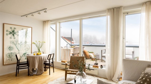 Lys og moderne stue med en luftig romfølelse