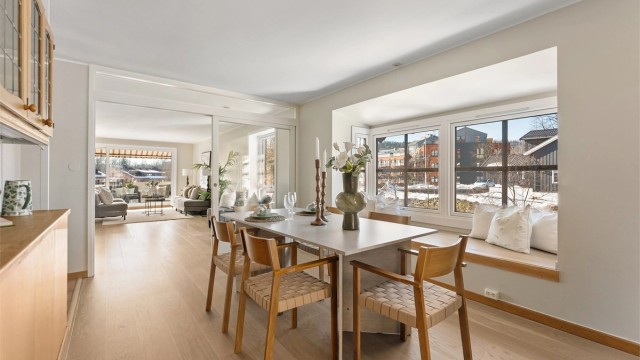 Her er det god plass til et stort spisebord for sammenkomster med familie og venner.