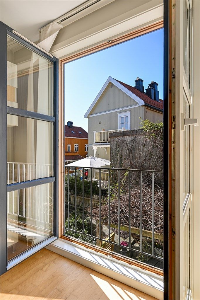 Utsikt fra den franske balkongen mot det hyggelige gårdsrommet.