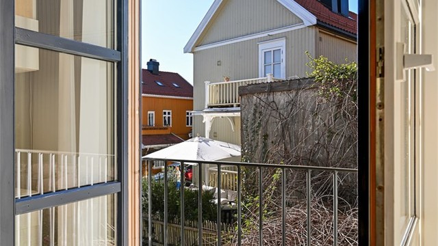 Utsikt fra den franske balkongen mot det hyggelige gårdsrommet.