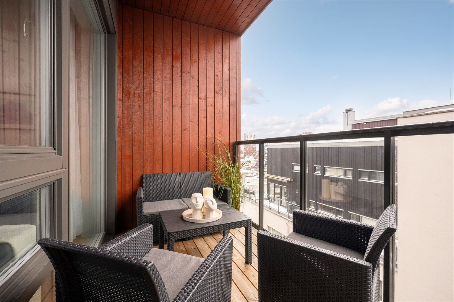 Balkongen er av god størrelse og er en herlig plass å nyte årets varmere dager i eget hjem. Her kan du møblere med utemøblement, alt etter hva som passer eget ønske og behov.
