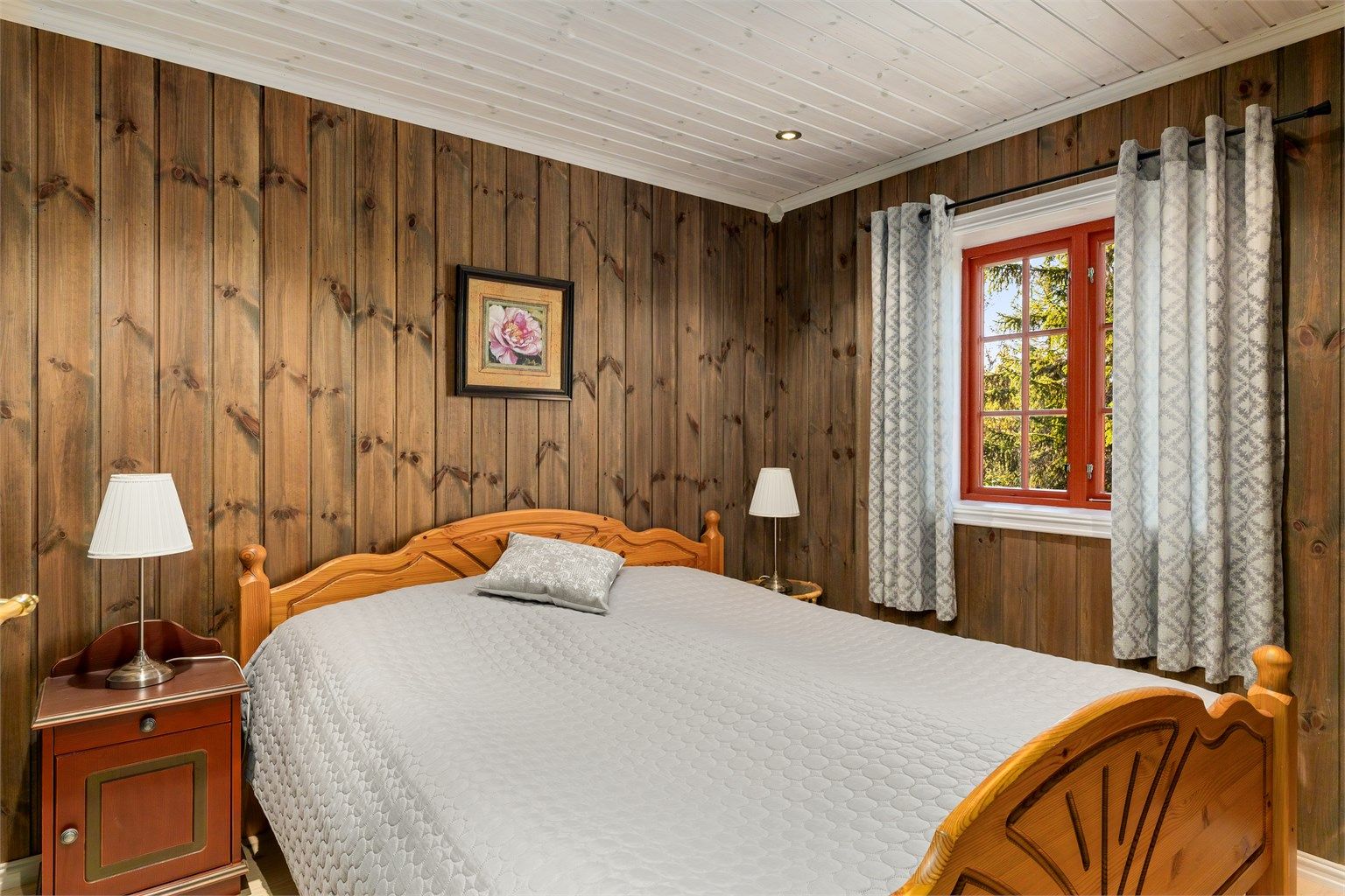 To av soverommene ligger i tilbygget, begge med varme i gulvet.