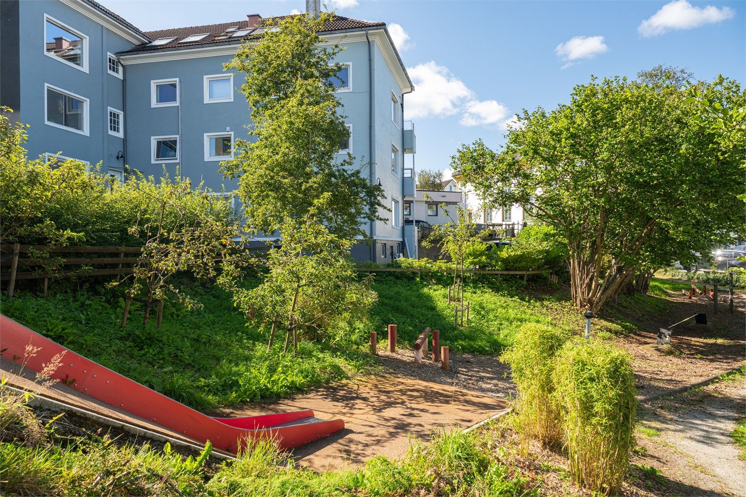 Hyggelig lekeplass rett ved leiligheten. Sameiet har også en felles platting utenfor 1. etg.