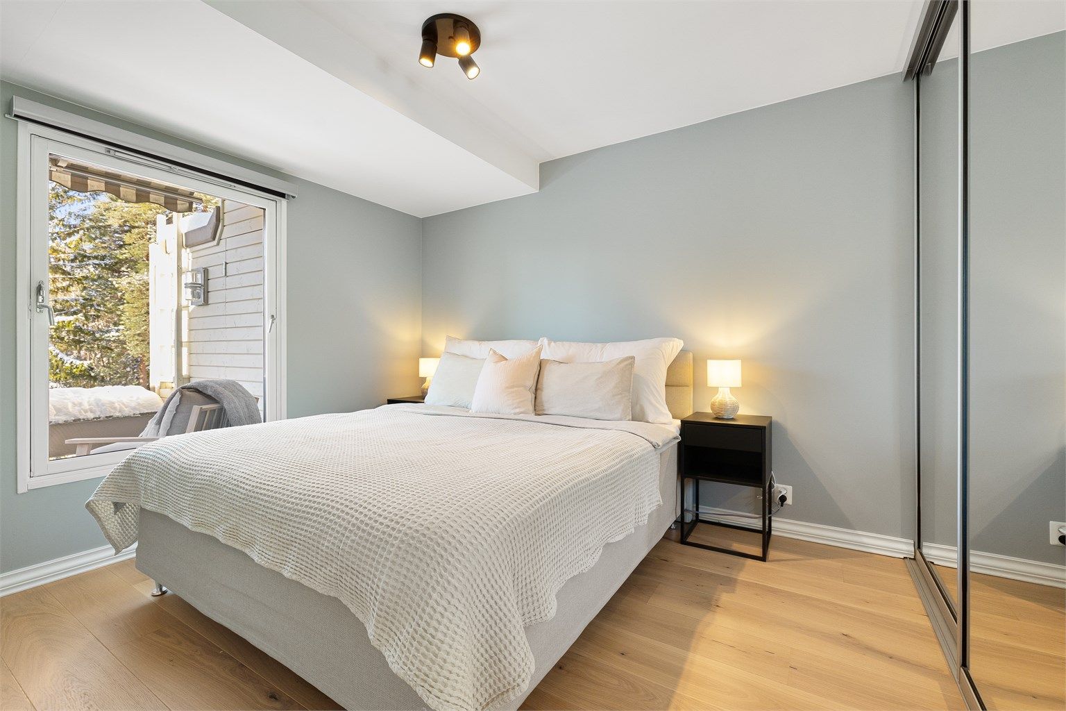 Soverommet er av god størrelse, med parkett på gulv og en rolig atmosfære.