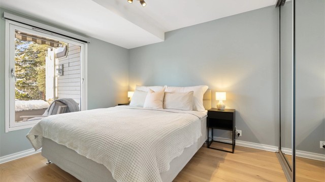 Soverommet er av god størrelse, med parkett på gulv og en rolig atmosfære.