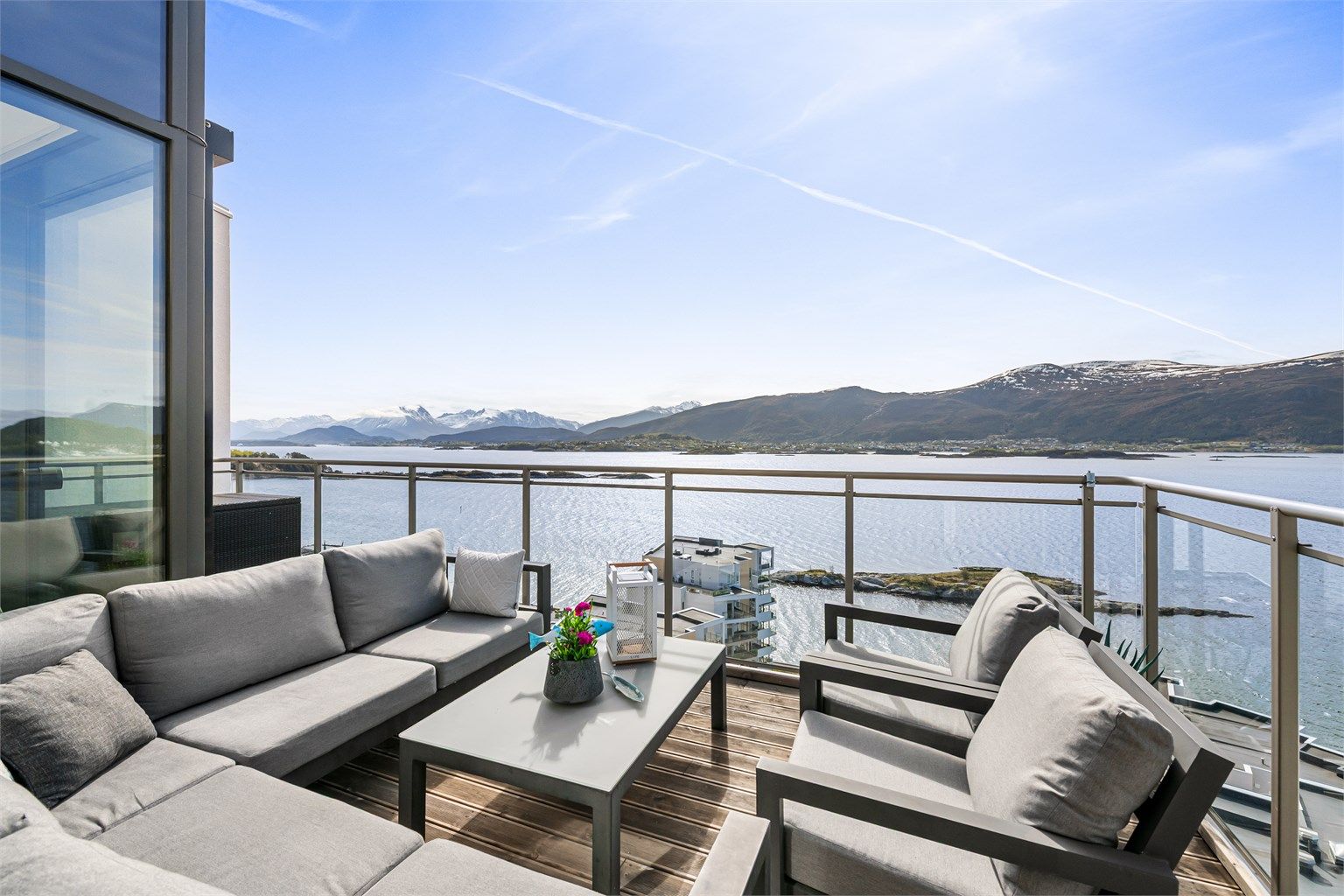 Tre romslige balkonger gir en enestående utsikt over fjord, fjell og bysentrum
Foto: Stian Wiik