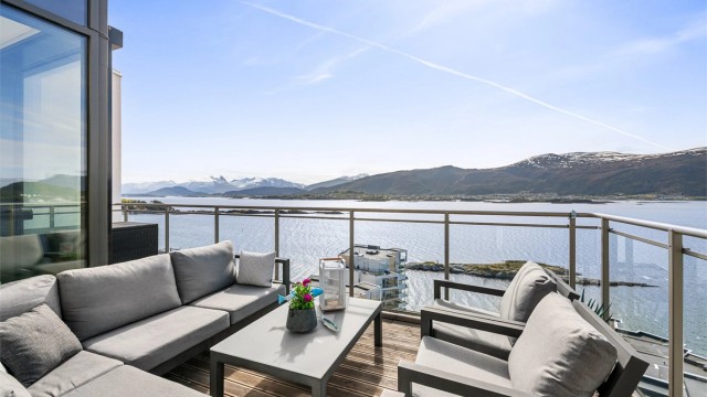 Tre romslige balkonger gir en enestående utsikt over fjord, fjell og bysentrum
Foto: Stian Wiik