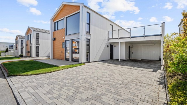 Velkommen til Prestaskjersveien 54, en innholdsrik enebolig, med romslig uteareal og stor takterrasse. Barnevennlig plassert i rolige omgivelser.
Tom Christer Hovde v/ Krogsveen avd. Sandnes, ønsker velkommen til visning.
Foto: Martin Nordbø