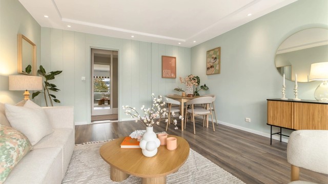 Stuen har plass til både sofagruppe og spisebord